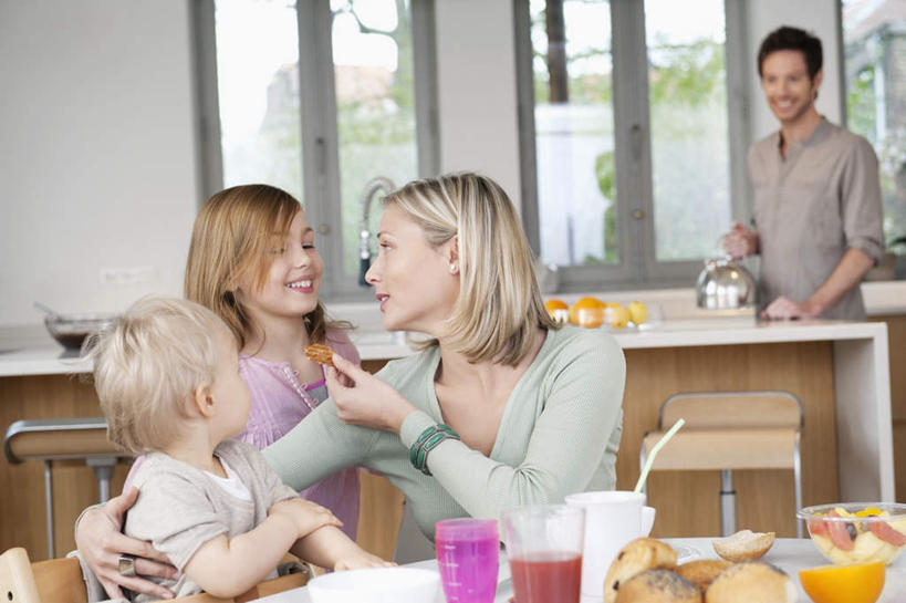 点心,面包,果汁,牛奶,西方人,儿童,四个人,家庭,夫妻,母亲,父亲,女儿,儿子,站,坐,抱,笑,微笑,露齿笑,横图,室内,白天,正面,爱情,纯洁,餐桌,厨房,窗户,桌子,柑橘,杯子,水果,欧洲,欧洲人,握,服装,朦胧,模糊,新鲜,墙,生食,食品,面点,果实,饮品,浪漫,营养,拿,拿着,扭头,注视,休闲装,玻璃窗,墙壁,墙面,玻璃制品,食物,糕点,饮料,小孩,衣服,白色,水杯,观察,看,站着,转头,休闲,温暖,温馨,父女,父子,母女,母子,一家人,休闲服,恩爱,父爱,可爱,母爱,童年,童趣,握着,恋人,服饰,有机食品,绿色食品,餐台,抱着,观看,和睦,察看,乳制品,搂着,奶,牛乳,关注,可口,童真,烂漫,无邪,安神,适口,天真,男孩,男人,男性,年轻男性,年轻女性,女孩,女人,女性,白种人,孩子,年轻人,夫妇,情侣,玻璃杯,橘子,桔子,橙子,橙,搂,搂抱,站立,坐着,半身,彩图,灶间,伴侣,融洽,男生,女生