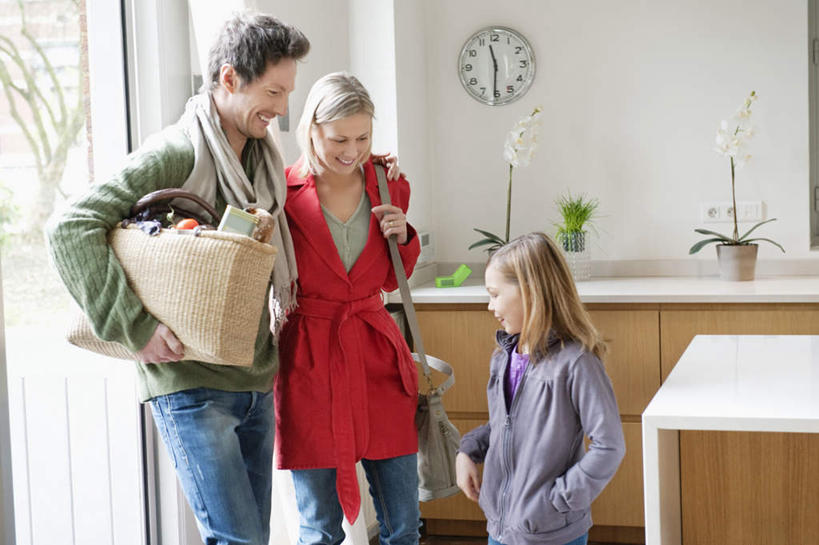 西方人,儿童,三个人,家庭,夫妻,母亲,父亲,女儿,站,笑,微笑,露齿笑,横图,室内,白天,正面,爱情,纯洁,植物,柜子,卧室,蔬菜,袋子,礼物,欧洲,欧洲人,握,服装,朦胧,模糊,新鲜,时间,包,包装袋,盆栽,皮包,时钟,纸袋,墙,食品,盆景,浪漫,拿,计时,拿着,注视,休闲装,墙壁,墙面,食物,小孩,衣服,绿色,白色,自然,挂钟,衣橱,钟表,观察,看,站着,休闲,温暖,温馨,父女,母女,三口之家,一家人,休闲服,表,恩爱,父爱,可爱,母爱,童年,童趣,握着,恋人,服饰,礼品,有机食品,绿色食品,生长,成长,观看,单肩包,和睦,察看,关注,礼品袋,手插袋,单手插袋,童真,烂漫,无邪,更衣橱,单手抄兜,单手放兜,天真,男人,男性,年轻男性,年轻女性,女孩,女人,女性,白种人,孩子,年轻人,夫妇,情侣,钟,插兜,手插兜,手放口袋,站立,半身,彩图,睡房,卧房,伴侣,融洽,女生,手抄兜