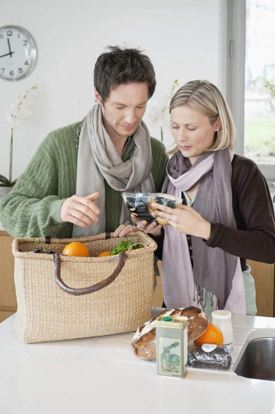 西方人,两个人,家庭,夫妻,站,竖图,室内,白天,正面,爱情,购物,消费,厨房,窗户,桌面,桌子,柑橘,袋子,水果,欧洲,欧洲人,握,服装,朦胧,模糊,新鲜,装饰,时间,木制,包装袋,时钟,手提袋,墙,生食,食品,果实,购物袋,浪漫,拿,计时,拿着,注视,休闲装,玻璃窗,墙壁,墙面,食物,衣服,白色,木制品,围巾,挂钟,钟表,低头,观察,看,站着,休闲,温暖,温馨,一家人,休闲服,表,恩爱,握着,金融,恋人,服饰,有机食品,绿色食品,围脖,观看,保暖,华丽,点缀,和睦,察看,御寒,购买,关注,贸易,衬托,美观,雅致,雅观,男人,男性,年轻男性,年轻女性,女人,女性,白种人,年轻人,夫妇,情侣,钟,橘子,桔子,橙子,橙,站立,半身,彩图,灶间,伴侣,融洽