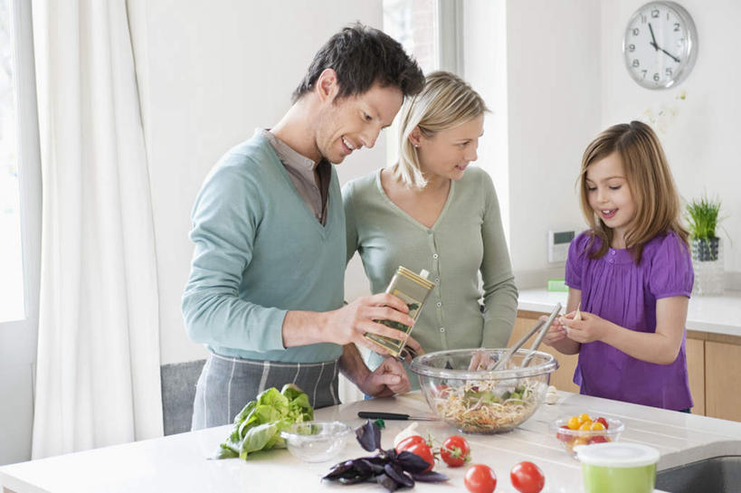 西方人,儿童,三个人,家庭,夫妻,母亲,父亲,女儿,站,笑,微笑,露齿笑,横图,室内,白天,正面,爱情,纯洁,水,厨房,窗户,桌面,桌子,蔬菜,西红柿,小番茄,杯子,餐具,欧洲,欧洲人,握,飞溅,服装,朦胧,模糊,新鲜,溅,时间,木制,碟子,盘,时钟,水槽,水龙头,液体,塑料,陶瓷,墙,水滴,生食,蔬菜沙拉,沙拉,食品,陶瓷制品,浪漫,拿,计时,拿着,注视,休闲装,色拉,水斗,沙律,开关,玻璃窗,墙壁,墙面,水珠,食物,小孩,衣服,白色,盘子,木制品,容器,塑料制品,碟,挂钟,碗,钟表,打开,观察,看,站着,休闲,温暖,温馨,父女,母女,三口之家,一家人,休闲服,表,恩爱,父爱,可爱,母爱,童年,童趣,握着,恋人,服饰,有机食品,绿色食品,观看,色拉酱,储藏,塑料杯,阀门,和睦,察看,开启,储存,关注,喷洒,千岛酱,童真,烂漫,无邪,水咀,小西红柿,樱桃小番茄,珍珠小番茄,天真,男人,男性,年轻男性,年轻女性,女孩,女人,女性,白种人,孩子,年轻人,夫妇,情侣,钟,樱桃番茄,圣女果,番茄,清洗,站立,半身,彩图,灶间,伴侣,融洽,贮存,女生