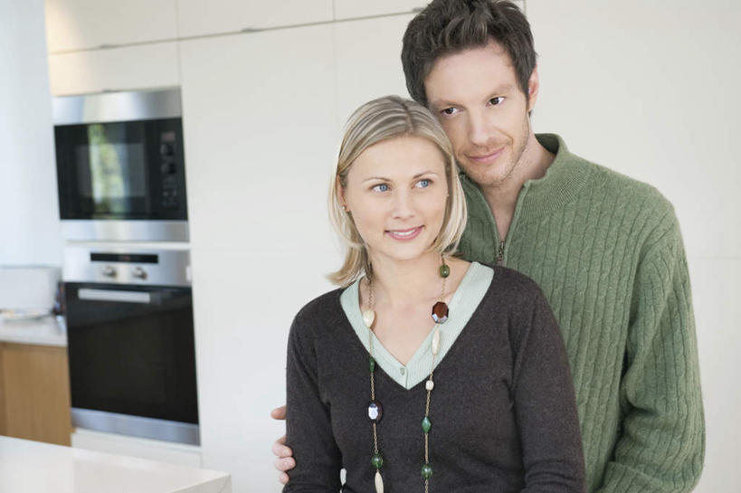 西方人,两个人,家庭,夫妻,站,抱,笑,微笑,露齿笑,横图,室内,白天,正面,爱情,烹饪,厨房,厨具,项链,欧洲,欧洲人,服装,朦胧,模糊,电器,烤炉,烤箱,墙,浪漫,注视,休闲装,墙壁,墙面,装饰品,衣服,白色,饰品,首饰,观察,看,站着,休闲,温暖,温馨,一家人,休闲服,恩爱,恋人,服饰,抱着,观看,和睦,察看,家电,家用电器,搂着,关注,炊具,烹饪用具,男人,男性,年轻男性,年轻女性,女人,女性,白种人,年轻人,夫妇,情侣,烹调用具,搂,搂抱,烹调,站立,半身,彩图,灶间,伴侣,融洽,小家电