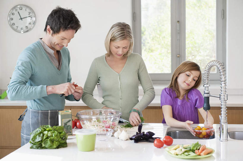 西方人,儿童,三个人,家庭,夫妻,母亲,父亲,女儿,站,笑,微笑,露齿笑,横图,室内,白天,正面,爱情,纯洁,水,厨房,窗户,桌面,桌子,蔬菜,西红柿,小番茄,杯子,餐具,欧洲,欧洲人,握,飞溅,服装,朦胧,模糊,新鲜,溅,时间,木制,碟子,盘,时钟,水槽,水龙头,液体,塑料,陶瓷,墙,水滴,生食,蔬菜沙拉,沙拉,食品,陶瓷制品,浪漫,拿,计时,拿着,注视,休闲装,色拉,水斗,沙律,开关,玻璃窗,墙壁,墙面,水珠,食物,小孩,衣服,白色,盘子,木制品,容器,塑料制品,碟,挂钟,碗,钟表,打开,观察,看,站着,休闲,温暖,温馨,父女,母女,三口之家,一家人,休闲服,表,恩爱,父爱,可爱,母爱,童年,童趣,握着,恋人,服饰,有机食品,绿色食品,观看,色拉酱,储藏,塑料杯,阀门,和睦,察看,开启,储存,关注,喷洒,千岛酱,童真,烂漫,无邪,水咀,小西红柿,樱桃小番茄,珍珠小番茄,天真,男人,男性,年轻男性,年轻女性,女孩,女人,女性,白种人,孩子,年轻人,夫妇,情侣,钟,樱桃番茄,圣女果,番茄,清洗,站立,半身,彩图,灶间,伴侣,融洽,贮存,女生