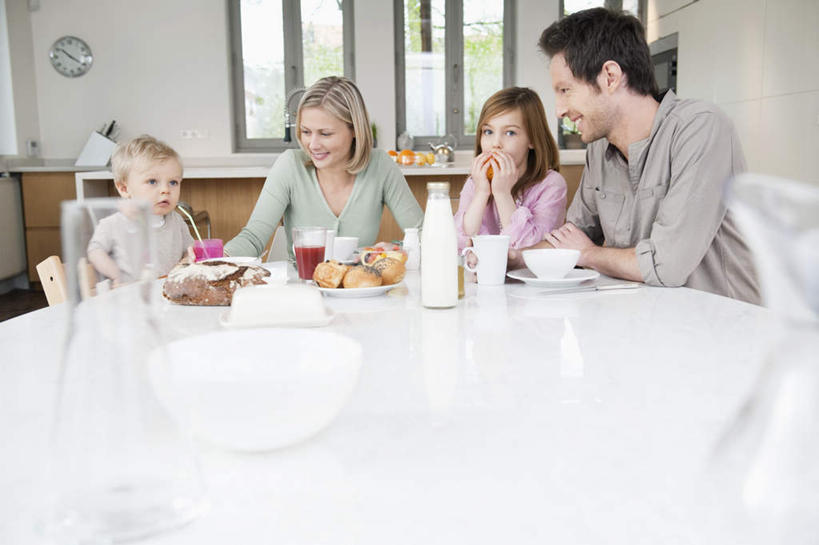 点心,面包,果汁,牛奶,西方人,儿童,四个人,家庭,夫妻,母亲,父亲,女儿,儿子,客厅,坐,笑,微笑,露齿笑,横图,室内,白天,正面,爱情,纯洁,餐桌,窗户,桌子,柑橘,杯子,欧洲,欧洲人,握,服装,朦胧,模糊,瓷器,罐子,塑料,墙,橙汁,食品,面点,咖啡杯,陶瓷制品,饮品,浪漫,营养,拿,拿着,扭头,注视,休闲装,玻璃窗,墙壁,墙面,玻璃制品,食物,糕点,饮料,小孩,衣服,白色,玻璃瓶,瓶子,塑料制品,吸管,观察,看,转头,休闲,温暖,温馨,父女,父子,母女,母子,一家人,休闲服,恩爱,父爱,可爱,母爱,童年,童趣,握着,恋人,服饰,餐台,观看,和睦,察看,空心,乳制品,起居室,奶,牛乳,关注,可口,瓷杯,童真,烂漫,无邪,饮管,安神,客堂,适口,天真,男孩,男人,男性,年轻男性,年轻女性,女孩,女人,女性,白种人,孩子,年轻人,夫妇,情侣,橘子,桔子,橙子,橙,坐着,半身,彩图,伴侣,融洽,男生,女生,圆柱状