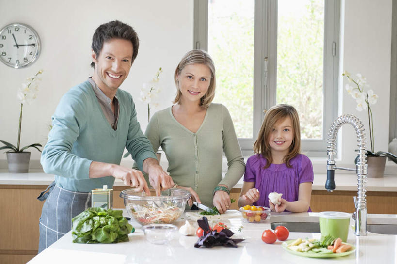 西方人,儿童,三个人,家庭,夫妻,母亲,父亲,女儿,站,笑,微笑,露齿笑,横图,室内,白天,正面,爱情,纯洁,水,厨房,窗户,桌面,桌子,蔬菜,西红柿,小番茄,杯子,餐具,欧洲,欧洲人,握,飞溅,服装,朦胧,模糊,新鲜,溅,时间,木制,碟子,盘,时钟,水槽,水龙头,液体,塑料,陶瓷,墙,水滴,生食,蔬菜沙拉,沙拉,食品,陶瓷制品,浪漫,拿,计时,拿着,注视,休闲装,色拉,水斗,沙律,开关,玻璃窗,墙壁,墙面,水珠,食物,小孩,衣服,白色,盘子,木制品,容器,塑料制品,碟,挂钟,碗,钟表,打开,观察,看,站着,休闲,温暖,温馨,父女,母女,三口之家,一家人,休闲服,表,恩爱,父爱,可爱,母爱,童年,童趣,握着,恋人,服饰,有机食品,绿色食品,观看,色拉酱,储藏,塑料杯,阀门,和睦,察看,开启,储存,关注,喷洒,千岛酱,童真,烂漫,无邪,水咀,小西红柿,樱桃小番茄,珍珠小番茄,天真,男人,男性,年轻男性,年轻女性,女孩,女人,女性,白种人,孩子,年轻人,夫妇,情侣,钟,樱桃番茄,圣女果,番茄,清洗,站立,半身,彩图,灶间,伴侣,融洽,贮存,女生