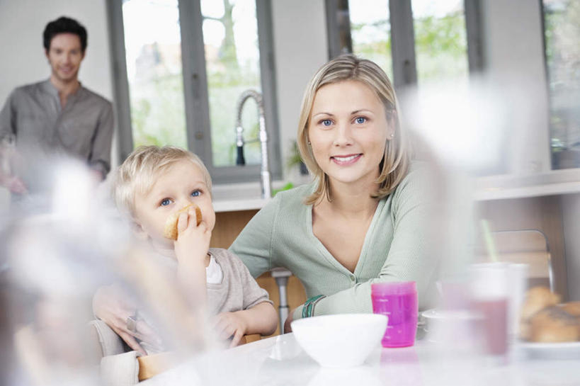 点心,面包,西方人,儿童,三个人,家庭,夫妻,母亲,父亲,儿子,站,坐,抱,笑,吃,微笑,露齿笑,横图,室内,白天,正面,爱情,纯洁,厨房,窗户,椅子,欧洲,欧洲人,握,服装,朦胧,模糊,木椅,墙,食品,面点,浪漫,拿,拿着,注视,休闲装,玻璃窗,墙壁,墙面,食物,糕点,小孩,衣服,白色,观察,看,站着,休闲,温暖,温馨,父子,母子,三口之家,一家人,休闲服,恩爱,父爱,可爱,母爱,童年,童趣,握着,恋人,服饰,抱着,观看,和睦,察看,搂着,关注,童真,烂漫,无邪,天真,男孩,男人,男性,年轻男性,年轻女性,女人,女性,白种人,孩子,年轻人,夫妇,情侣,嚼,搂,搂抱,食,站立,坐着,半身,彩图,灶间,伴侣,融洽,男生