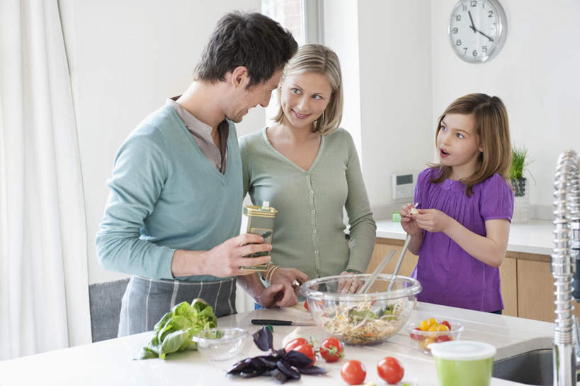 西方人,儿童,三个人,家庭,夫妻,母亲,父亲,女儿,站,笑,微笑,露齿笑,横图,室内,白天,正面,爱情,纯洁,水,厨房,窗户,桌面,桌子,蔬菜,西红柿,小番茄,杯子,餐具,欧洲,欧洲人,握,飞溅,服装,朦胧,模糊,新鲜,溅,时间,木制,碟子,盘,时钟,水槽,水龙头,液体,塑料,陶瓷,墙,水滴,生食,蔬菜沙拉,沙拉,食品,陶瓷制品,浪漫,拿,计时,拿着,注视,休闲装,色拉,水斗,沙律,开关,玻璃窗,墙壁,墙面,水珠,食物,小孩,衣服,白色,盘子,木制品,容器,塑料制品,碟,挂钟,碗,钟表,打开,观察,看,站着,休闲,温暖,温馨,父女,母女,三口之家,一家人,休闲服,表,恩爱,父爱,可爱,母爱,童年,童趣,握着,恋人,服饰,有机食品,绿色食品,观看,色拉酱,储藏,塑料杯,阀门,和睦,察看,开启,储存,关注,喷洒,千岛酱,童真,烂漫,无邪,水咀,小西红柿,樱桃小番茄,珍珠小番茄,天真,男人,男性,年轻男性,年轻女性,女孩,女人,女性,白种人,孩子,年轻人,夫妇,情侣,钟,樱桃番茄,圣女果,番茄,清洗,站立,半身,彩图,灶间,伴侣,融洽,贮存,女生