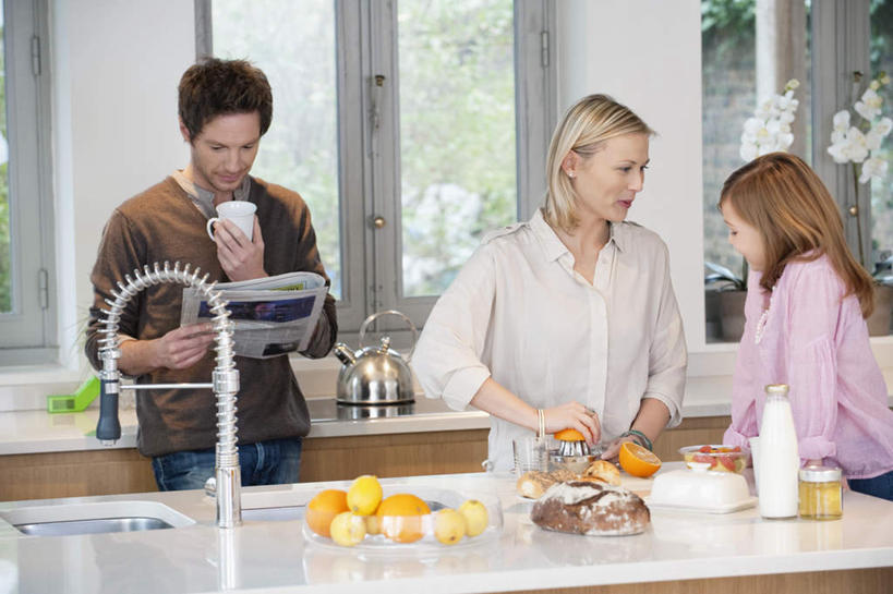 牛奶,西方人,儿童,三个人,家庭,夫妻,母亲,父亲,女儿,客厅,站,横图,室内,白天,正面,爱情,阅读,纯洁,餐桌,窗户,桌子,柑橘,报纸,杯子,水果,欧洲,欧洲人,握,学习,服装,朦胧,模糊,新鲜,瓷器,罐子,水龙头,墙,生食,食品,果实,咖啡杯,陶瓷制品,饮品,浪漫,营养,拿,拿着,扭头,注视,休闲装,榨汁机,开关,玻璃窗,墙壁,墙面,玻璃制品,食物,饮料,小孩,衣服,白色,玻璃瓶,瓶子,打开,观察,看,站着,转头,休闲,温暖,温馨,父女,母女,三口之家,一家人,休闲服,恩爱,父爱,可爱,母爱,童年,童趣,浏览,握着,恋人,服饰,有机食品,绿色食品,餐台,观看,阀门,和睦,察看,乳制品,起居室,开启,奶,牛乳,关注,瓷杯,童真,烂漫,无邪,手动榨汁机,安神,水咀,客堂,天真,男人,男性,年轻男性,年轻女性,女孩,女人,女性,白种人,孩子,年轻人,夫妇,情侣,橘子,桔子,橙子,橙,站立,半身,彩图,伴侣,融洽,女生