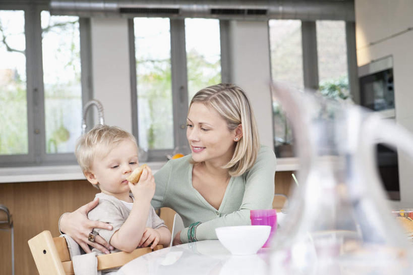 点心,面包,西方人,儿童,两个人,家庭,母亲,儿子,坐,抱,笑,吃,微笑,露齿笑,横图,室内,白天,正面,纯洁,厨房,窗户,椅子,欧洲,欧洲人,握,服装,朦胧,模糊,陶瓷,木椅,墙,食品,面点,陶瓷制品,拿,拿着,注视,休闲装,玻璃窗,墙壁,墙面,食物,糕点,小孩,衣服,白色,容器,碗,观察,看,休闲,温暖,温馨,母子,一家人,休闲服,可爱,母爱,童年,童趣,握着,服饰,抱着,观看,储藏,和睦,察看,搂着,储存,关注,童真,烂漫,无邪,天真,男孩,年轻女性,女人,女性,白种人,孩子,年轻人,嚼,搂,搂抱,食,坐着,半身,彩图,灶间,融洽,贮存,男生