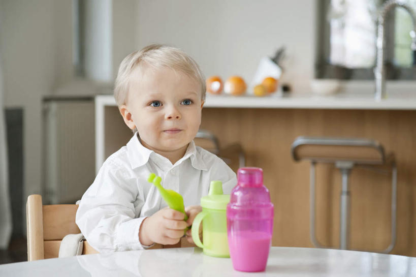 牛奶,西方人,儿童,一个人,坐,横图,室内,白天,正面,纯洁,餐桌,厨房,窗户,桌子,柑橘,水果,椅子,欧洲,欧洲人,仅一个男性,仅一个人,握,服装,朦胧,模糊,新鲜,奶瓶,墙,生食,食品,果实,饮品,营养,拿,拿着,注视,休闲装,玻璃窗,墙壁,墙面,食物,饮料,小孩,衣服,白色,瓶子,容器,观察,看,仅一个小孩,休闲,休闲服,可爱,童年,童趣,握着,服饰,有机食品,绿色食品,餐台,奶嘴,婴儿用品,观看,储藏,察看,乳制品,奶,牛乳,储存,关注,儿童椅,婴儿椅,童真,烂漫,无邪,安神,宝宝餐椅,宝宝椅,儿童餐椅,婴儿高脚椅,天真,男孩,男人,男性,白种人,孩子,橘子,桔子,橙子,橙,坐着,半身,彩图,灶间,贮存,男生