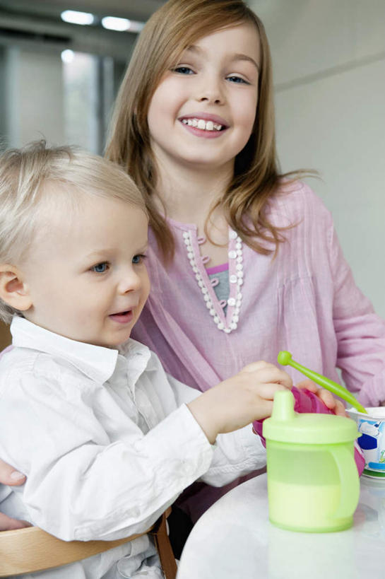 牛奶,西方人,儿童,两个人,家庭,站,坐,笑,微笑,露齿笑,竖图,室内,白天,正面,纯洁,餐桌,厨房,窗户,桌子,椅子,欧洲,欧洲人,握,服装,朦胧,模糊,奶瓶,墙,饮品,营养,拿,拿着,注视,休闲装,玻璃窗,墙壁,墙面,饮料,小孩,衣服,白色,瓶子,容器,观察,看,站着,休闲,温暖,温馨,一家人,休闲服,可爱,童年,童趣,握着,服饰,餐台,奶嘴,婴儿用品,观看,储藏,和睦,察看,乳制品,奶,牛乳,储存,关注,儿童椅,婴儿椅,童真,烂漫,无邪,安神,宝宝餐椅,宝宝椅,儿童餐椅,婴儿高脚椅,天真,男孩,男人,男性,女孩,女人,女性,白种人,站立,坐着,半身,彩图,灶间,融洽,贮存,男生,女生