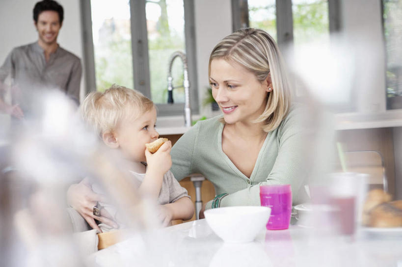 点心,面包,西方人,儿童,三个人,家庭,夫妻,母亲,父亲,儿子,站,坐,抱,笑,吃,微笑,露齿笑,横图,室内,白天,正面,爱情,纯洁,厨房,窗户,椅子,欧洲,欧洲人,握,服装,朦胧,模糊,木椅,墙,食品,面点,浪漫,拿,拿着,注视,休闲装,玻璃窗,墙壁,墙面,食物,糕点,小孩,衣服,白色,观察,看,站着,休闲,温暖,温馨,父子,母子,三口之家,一家人,休闲服,恩爱,父爱,可爱,母爱,童年,童趣,握着,恋人,服饰,抱着,观看,和睦,察看,搂着,关注,童真,烂漫,无邪,天真,男孩,男人,男性,年轻男性,年轻女性,女人,女性,白种人,孩子,年轻人,夫妇,情侣,嚼,搂,搂抱,食,站立,坐着,半身,彩图,灶间,伴侣,融洽,男生