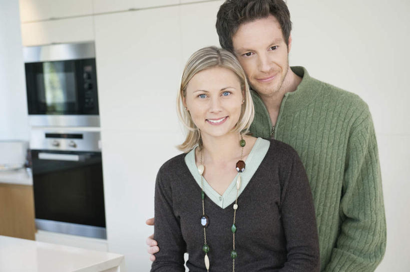 西方人,两个人,家庭,夫妻,站,抱,笑,微笑,露齿笑,横图,室内,白天,正面,爱情,烹饪,厨房,厨具,项链,欧洲,欧洲人,服装,朦胧,模糊,电器,烤炉,烤箱,墙,浪漫,注视,休闲装,墙壁,墙面,装饰品,衣服,白色,饰品,首饰,观察,看,站着,休闲,温暖,温馨,一家人,休闲服,恩爱,恋人,服饰,抱着,观看,和睦,察看,家电,家用电器,搂着,关注,炊具,烹饪用具,男人,男性,年轻男性,年轻女性,女人,女性,白种人,年轻人,夫妇,情侣,烹调用具,搂,搂抱,烹调,站立,半身,彩图,灶间,伴侣,融洽,小家电