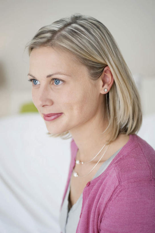 西方人,脸,头,脸颊,一个人,坐,笑,微笑,露齿笑,竖图,室内,特写,白天,侧面,床,卧室,欧洲,欧洲人,仅一个年轻女性,仅一个女性,仅一个人,服装,朦胧,模糊,墙,双人床,床单,注视,休闲装,被子,肩膀,墙壁,墙面,衣服,白色,观察,看,休闲,休闲服,服饰,观看,察看,被单,关注,年轻女性,女人,女性,白种人,头部,脸部,脸蛋,面部,坐着,半身,彩图,睡房,卧房