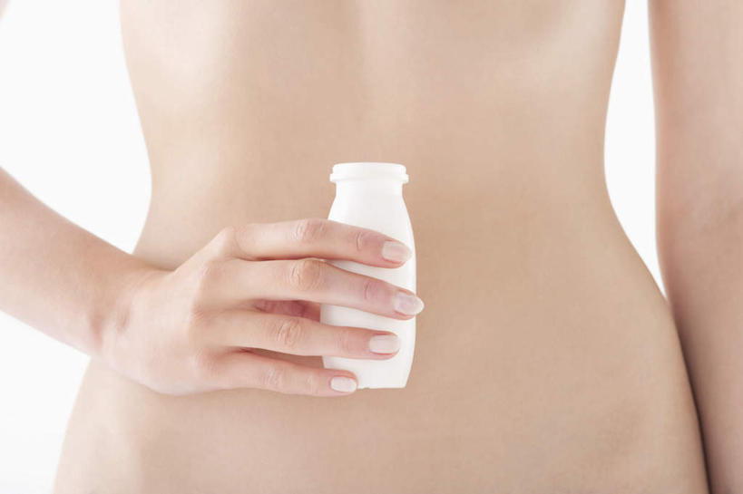 牛奶,西方人,手,腹部,一个人,站,横图,室内,特写,白天,白色背景,正面,欧洲,欧洲人,仅一个年轻女性,仅一个女性,仅一个人,握,饮品,营养,拿,拿着,裸露,饮料,一个,瓶子,塑料制品,站着,手部,塑料瓶,握着,摄影,影棚,单个,单手,乳制品,奶,牛乳,裸,安神,尤物,年轻女性,女人,女性,白种人,腹,肚子,站立,半身,彩图,影棚拍摄,拍摄,佳丽,丽人,美人