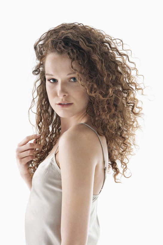 西方人,头发,一个人,站,笑,微笑,竖图,室内,白天,白色背景,侧面,吊带,欧洲,欧洲人,仅一个年轻女性,仅一个女性,仅一个人,阴影,服装,反射,影子,棕色,扭头,注视,吊带衫,衣服,观察,看,站着,转头,摄影,服饰,影棚,观看,察看,衣着,穿着,关注,衣饰,尤物,年轻女性,女人,女性,白种人,长发,卷发,站立,半身,彩图,影棚拍摄,拍摄,佳丽,丽人,美人