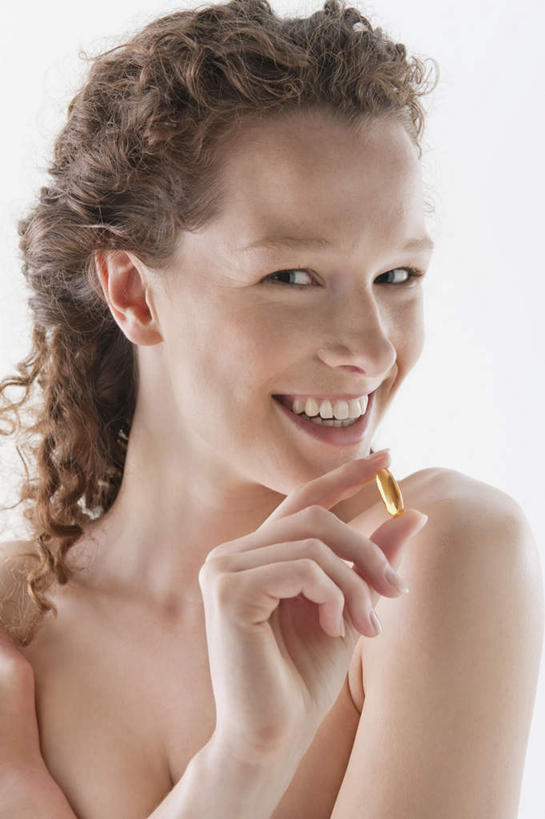 西方人,脸,头,脸颊,手,头发,一个人,笑,微笑,露齿笑,竖图,室内,特写,白天,白色背景,正面,安全,欧洲,欧洲人,仅一个年轻女性,仅一个女性,仅一个人,撑,握,阴影,反射,药剂,影子,棕色,防护,拿,拿着,扭头,托腮,注视,胶囊,裸露,药品,观察,看,托,转头,手部,治疗,握着,摄影,影棚,观看,保护,单手,甲板,药物,察看,医疗,关注,托下巴,裸,保险,预防,尤物,平安,年轻女性,女人,女性,白种人,头部,长发,卷发,脸部,脸蛋,面部,半身,彩图,影棚拍摄,拍摄,佳丽,丽人,美人