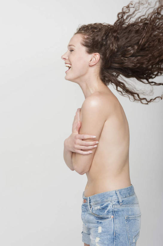 西方人,头发,一个人,站,笑,双手交叉,微笑,露齿笑,竖图,室内,白天,白色背景,侧面,欧洲,欧洲人,仅一个年轻女性,仅一个女性,仅一个人,阴影,裤子,飘扬,反射,影子,棕色,注视,牛仔裤,观察,看,站着,遮,遮掩,摄影,影棚,观看,飘逸,察看,掩盖,双手抱胸,遮挡,关注,飞扬,遮盖,掩饰,尤物,年轻女性,女人,女性,白种人,长发,卷发,站立,半身,彩图,影棚拍摄,拍摄,佳丽,丽人,美人