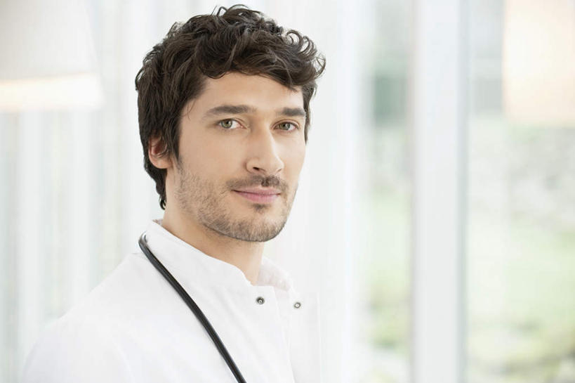 西方人,脸,头,脸颊,胡须,一个人,医生,医院,站,横图,室内,特写,白天,侧面,工作服,制服,草地,草坪,植物,窗户,欧洲,欧洲人,仅一个男性,仅一个人,仅一个中年男性,阴影,朦胧,模糊,反射,影子,扭头,注视,肩膀,玻璃窗,草,绿色,听诊器,观察,看,站着,转头,医护人员,医疗人员,观看,察看,医疗设备,关注,医疗器械,医疗工具,医疗机构,工作制服,检测工具,男人,男性,中年男性,白种人,头部,胡子,小胡子,脸部,脸蛋,面部,大夫,站立,半身,彩图,工作套服,病院,诊所