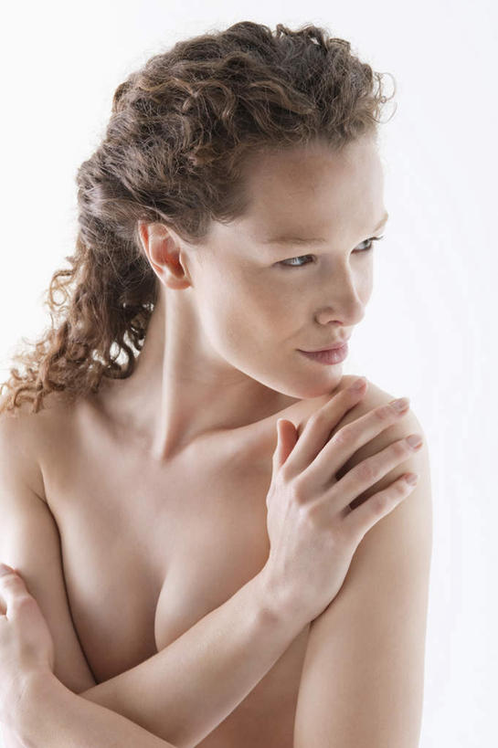 西方人,头发,一个人,站,双手交叉,竖图,室内,白天,白色背景,侧面,欧洲,欧洲人,仅一个年轻女性,仅一个女性,仅一个人,阴影,反射,影子,棕色,扭头,注视,裸露,观察,看,站着,转头,摄影,影棚,赤裸,观看,察看,双手抱胸,关注,裸,尤物,年轻女性,女人,女性,白种人,长发,卷发,站立,半身,彩图,影棚拍摄,拍摄,佳丽,丽人,美人