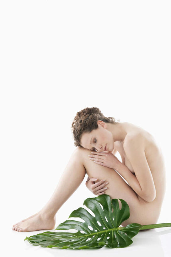 西方人,一个人,坐,抱,竖图,室内,白天,白色背景,侧面,植物,叶子,欧洲,欧洲人,仅一个年轻女性,仅一个女性,仅一个人,纹理,绿叶,注视,裸露,绿色,观察,看,嫩叶,摄影,影棚,赤裸,抱着,观看,察看,搂着,关注,裸,肌理,尤物,年轻女性,女人,女性,白种人,叶,叶片,叶脉,搂,搂抱,坐着,彩图,全身,影棚拍摄,拍摄,佳丽,丽人,美人