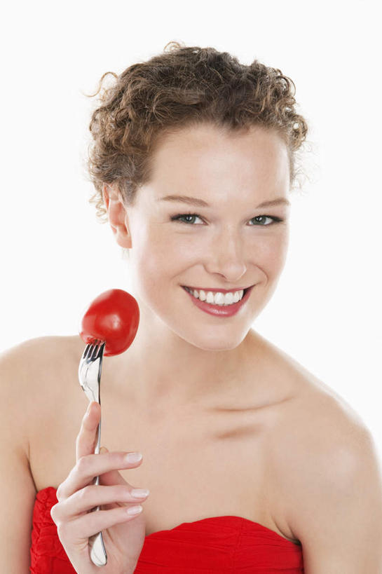 西方人,脸,头,脸颊,手,头发,一个人,笑,微笑,露齿笑,竖图,室内,特写,白天,白色背景,正面,蔬菜,西红柿,小番茄,餐具,金属制品,欧洲,欧洲人,仅一个年轻女性,仅一个女性,仅一个人,握,服装,新鲜,金属,叉子,食品,棕色,拿,拿着,注视,食物,衣服,红色,抹胸,观察,看,手部,握着,摄影,服饰,有机食品,绿色食品,影棚,观看,单手,察看,衣着,穿着,关注,餐叉,衣饰,小西红柿,樱桃小番茄,珍珠小番茄,年轻女性,女人,女性,白种人,头部,卷发,脸部,脸蛋,面部,进餐用具,樱桃番茄,圣女果,番茄,半身,彩图,影棚拍摄,拍摄