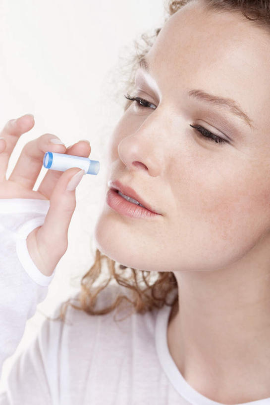 西方人,脸,头,脸颊,手,头发,一个人,竖图,室内,特写,白天,白色背景,正面,安全,欧洲,欧洲人,仅一个年轻女性,仅一个女性,仅一个人,握,服装,药剂,棕色,防护,拿,拿着,注视,休闲装,胶囊,闻,一个,衣服,药品,观察,看,休闲,手部,休闲服,治疗,握着,摄影,服饰,影棚,单个,观看,保护,单手,药物,察看,医疗,嗅,关注,保险,预防,平安,年轻女性,女人,女性,白种人,头部,长发,卷发,脸部,脸蛋,面部,半身,彩图,影棚拍摄,拍摄