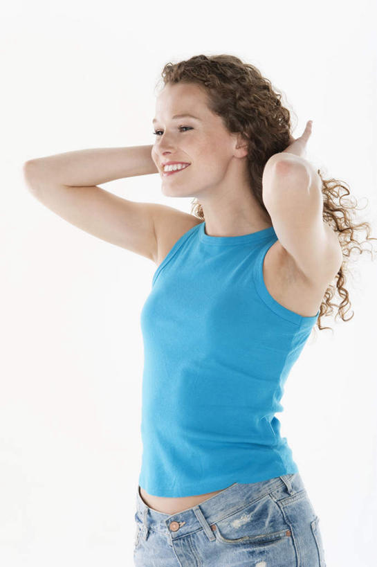 西方人,脸,头,脸颊,头发,一个人,站,笑,摸,微笑,露齿笑,竖图,室内,白天,白色背景,正面,欧洲,欧洲人,仅一个年轻女性,仅一个女性,仅一个人,抚摸,服装,裤子,棕色,注视,牛仔裤,休闲装,衣服,观察,看,站着,休闲,休闲服,摄影,服饰,影棚,观看,察看,关注,年轻女性,女人,女性,白种人,头部,长发,卷发,脸部,脸蛋,面部,触摸,接触,站立,半身,彩图,影棚拍摄,拍摄