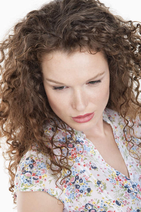 西方人,脸,头,脸颊,头发,一个人,站,竖图,室内,特写,白天,白色背景,正面,欧洲,欧洲人,仅一个年轻女性,仅一个女性,仅一个人,服装,棕色,注视,休闲装,肩膀,衣服,观察,看,站着,休闲,休闲服,摄影,服饰,影棚,观看,察看,关注,年轻女性,女人,女性,白种人,头部,长发,卷发,脸部,脸蛋,面部,站立,半身,彩图,影棚拍摄,拍摄