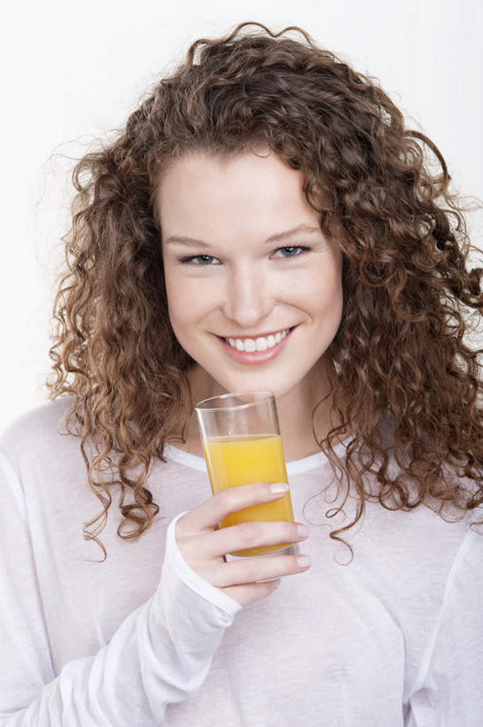 果汁,西方人,脸,头,脸颊,头发,一个人,站,笑,微笑,露齿笑,竖图,室内,特写,白天,白色背景,正面,柑橘,杯子,欧洲,欧洲人,仅一个年轻女性,仅一个女性,仅一个人,握,服装,橙汁,棕色,饮品,拿,拿着,注视,休闲装,玻璃制品,饮料,一个,衣服,水杯,观察,看,站着,休闲,休闲服,握着,摄影,服饰,影棚,单个,观看,察看,关注,可口,适口,年轻女性,女人,女性,白种人,头部,长发,卷发,脸部,脸蛋,面部,玻璃杯,橘子,桔子,橙子,橙,站立,半身,彩图,影棚拍摄,拍摄