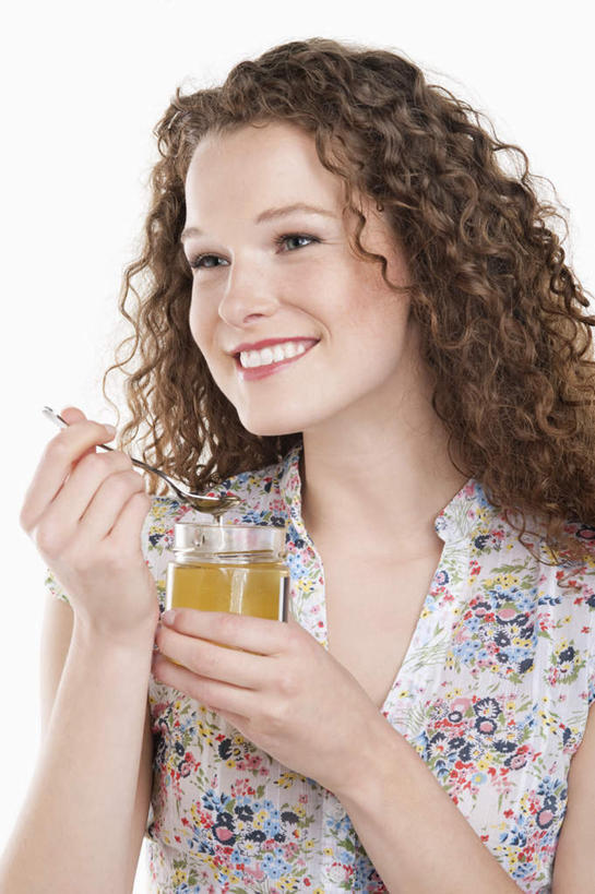 蜂蜜,西方人,脸,头,脸颊,头发,一个人,站,笑,微笑,露齿笑,竖图,室内,特写,白天,白色背景,正面,杯子,欧洲,欧洲人,仅一个年轻女性,仅一个女性,仅一个人,握,服装,勺子,棕色,拿,拿着,注视,休闲装,玻璃制品,一个,衣服,水杯,调羹,汤匙,观察,看,站着,休闲,休闲服,握着,摄影,服饰,影棚,单个,观看,察看,关注,花蜜,止痛,解毒,冬酿,石蜜,年轻女性,女人,女性,白种人,头部,长发,卷发,脸部,脸蛋,面部,玻璃杯,站立,半身,彩图,影棚拍摄,拍摄