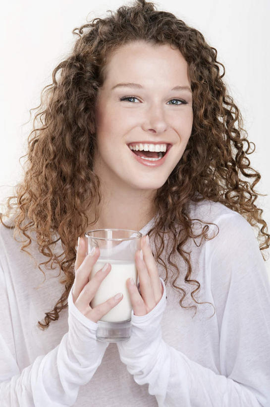 牛奶,西方人,脸,头,脸颊,手,头发,一个人,站,笑,微笑,露齿笑,竖图,室内,特写,白天,白色背景,正面,杯子,欧洲,欧洲人,双手,仅一个年轻女性,仅一个女性,仅一个人,握,服装,棕色,饮品,营养,拿,拿着,注视,休闲装,玻璃制品,饮料,一个,衣服,水杯,观察,看,站着,休闲,手部,休闲服,握着,摄影,服饰,影棚,单个,观看,察看,乳制品,奶,牛乳,关注,安神,年轻女性,女人,女性,白种人,头部,长发,卷发,脸部,脸蛋,面部,玻璃杯,站立,半身,彩图,影棚拍摄,拍摄