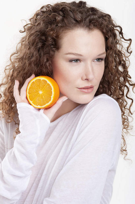 西方人,脸,头,脸颊,手,头发,一个人,站,竖图,室内,特写,白天,白色背景,正面,柑橘,水果,欧洲,欧洲人,仅一个年轻女性,仅一个女性,仅一个人,切开,握,服装,新鲜,生食,食品,棕色,果实,拿,拿着,注视,休闲装,食物,一个,衣服,黄色,观察,看,切,站着,休闲,手部,休闲服,握着,摄影,服饰,有机食品,绿色食品,影棚,单个,观看,单手,察看,关注,剖面,切面,年轻女性,女人,女性,白种人,头部,长发,卷发,脸部,脸蛋,面部,橘子,桔子,橙子,橙,站立,半身,彩图,影棚拍摄,拍摄