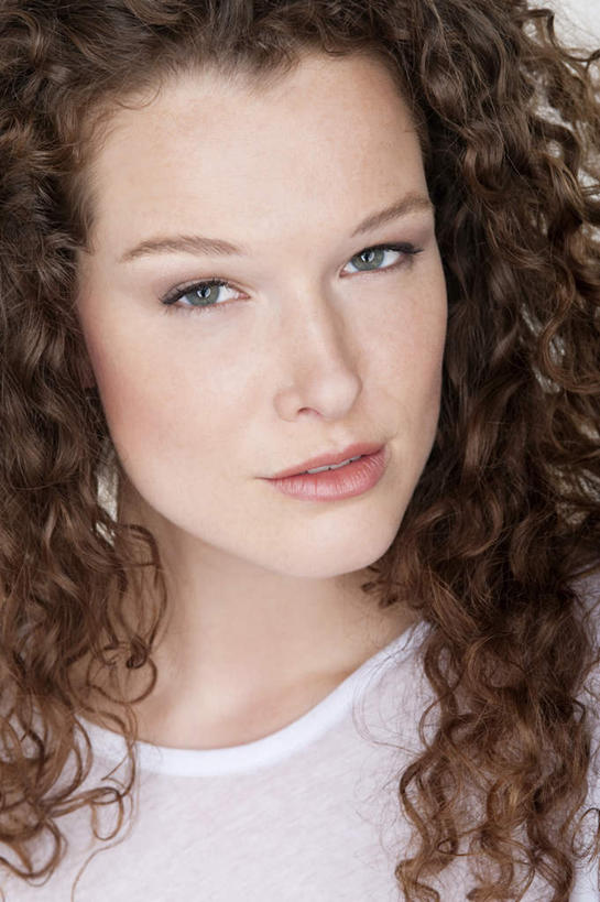 西方人,脸,头,脸颊,头发,一个人,笑,微笑,竖图,室内,特写,白天,白色背景,正面,欧洲,欧洲人,仅一个年轻女性,仅一个女性,仅一个人,服装,棕色,注视,休闲装,衣服,观察,看,休闲,休闲服,摄影,服饰,影棚,观看,察看,关注,年轻女性,女人,女性,白种人,头部,长发,卷发,脸部,脸蛋,面部,半身,彩图,影棚拍摄,拍摄