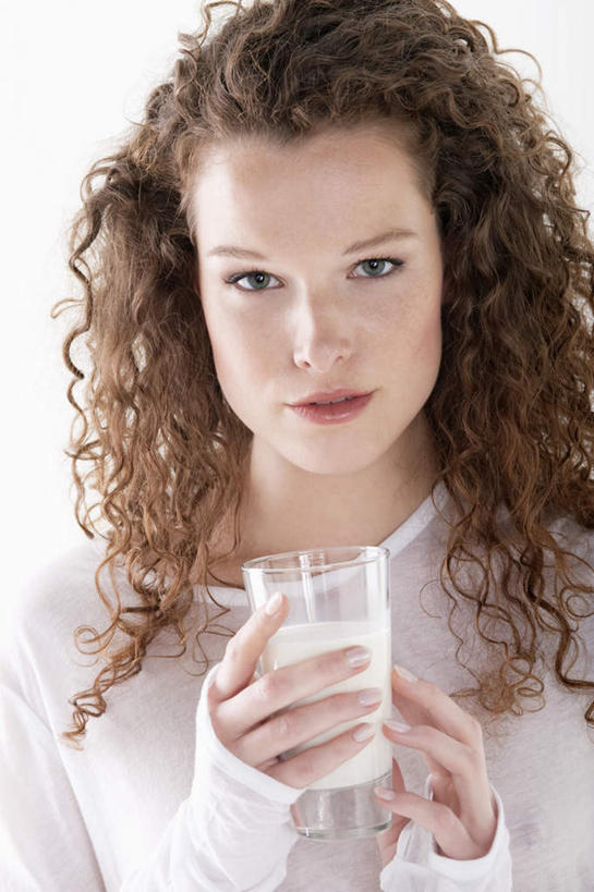 牛奶,西方人,脸,头,脸颊,手,头发,一个人,竖图,室内,特写,白天,白色背景,正面,杯子,欧洲,欧洲人,双手,仅一个年轻女性,仅一个女性,仅一个人,握,服装,棕色,饮品,营养,拿,拿着,注视,休闲装,玻璃制品,饮料,一个,衣服,水杯,观察,看,休闲,手部,休闲服,握着,摄影,服饰,影棚,单个,观看,察看,乳制品,奶,牛乳,关注,安神,年轻女性,女人,女性,白种人,头部,长发,卷发,脸部,脸蛋,面部,玻璃杯,半身,彩图,影棚拍摄,拍摄