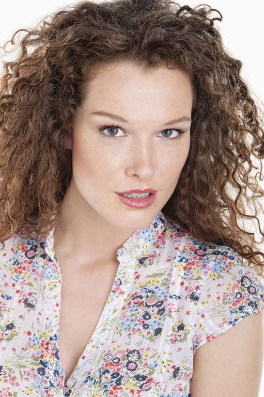 西方人,脸,头,脸颊,头发,一个人,站,竖图,室内,特写,白天,白色背景,正面,欧洲,欧洲人,仅一个年轻女性,仅一个女性,仅一个人,服装,棕色,注视,休闲装,衣服,观察,看,站着,休闲,休闲服,摄影,服饰,影棚,观看,察看,关注,年轻女性,女人,女性,白种人,头部,长发,卷发,脸部,脸蛋,面部,站立,半身,彩图,影棚拍摄,拍摄