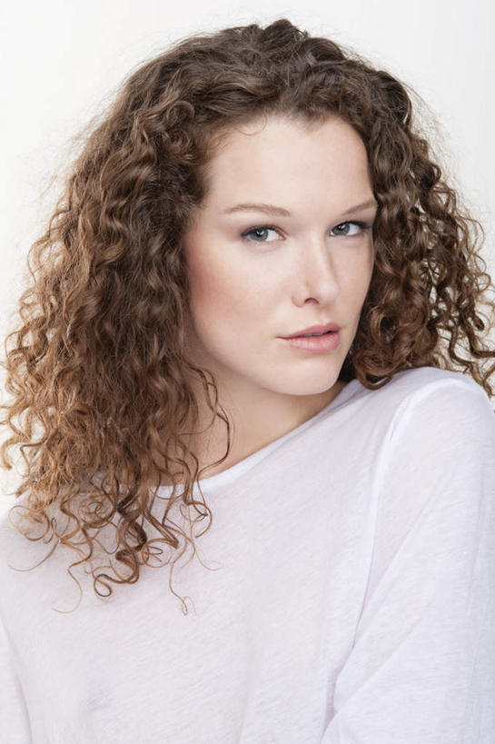 西方人,脸,头,脸颊,头发,一个人,竖图,室内,特写,白天,白色背景,正面,欧洲,欧洲人,仅一个年轻女性,仅一个女性,仅一个人,服装,棕色,注视,休闲装,衣服,观察,看,休闲,休闲服,摄影,服饰,影棚,观看,察看,关注,年轻女性,女人,女性,白种人,头部,长发,卷发,脸部,脸蛋,面部,半身,彩图,影棚拍摄,拍摄