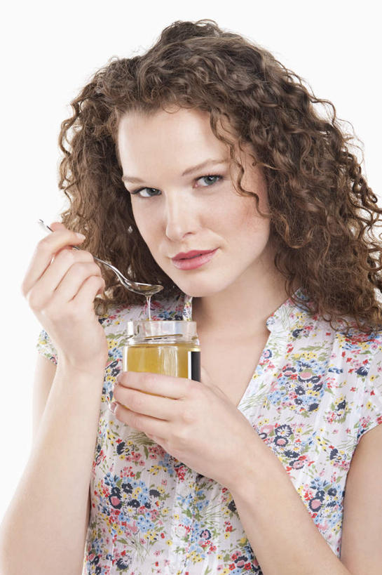 蜂蜜,西方人,脸,头,脸颊,手,头发,一个人,站,竖图,室内,特写,白天,白色背景,正面,杯子,欧洲,欧洲人,双手,仅一个年轻女性,仅一个女性,仅一个人,握,服装,勺子,棕色,拿,拿着,注视,休闲装,玻璃制品,一个,衣服,水杯,调羹,汤匙,观察,看,站着,休闲,手部,休闲服,握着,摄影,服饰,影棚,单个,观看,察看,关注,花蜜,止痛,解毒,冬酿,石蜜,年轻女性,女人,女性,白种人,头部,长发,卷发,脸部,脸蛋,面部,玻璃杯,站立,半身,彩图,影棚拍摄,拍摄