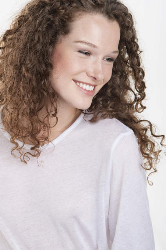 西方人,脸,头,脸颊,头发,一个人,站,笑,微笑,露齿笑,竖图,室内,特写,白天,白色背景,正面,欧洲,欧洲人,仅一个年轻女性,仅一个女性,仅一个人,服装,棕色,注视,休闲装,衣服,观察,看,站着,休闲,休闲服,摄影,服饰,影棚,观看,察看,关注,年轻女性,女人,女性,白种人,头部,长发,卷发,脸部,脸蛋,面部,站立,半身,彩图,影棚拍摄,拍摄