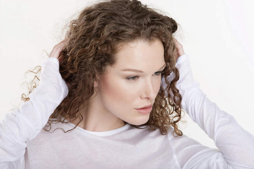 西方人,脸,头,脸颊,手,头发,一个人,举,摸,横图,室内,特写,白天,白色背景,正面,欧洲,欧洲人,仅一个年轻女性,仅一个女性,仅一个人,抚摸,服装,棕色,注视,休闲装,衣服,观察,看,托,休闲,手部,休闲服,摄影,服饰,影棚,观看,察看,关注,年轻女性,女人,女性,白种人,头部,长发,卷发,脸部,脸蛋,面部,触摸,接触,举起,举手,举着,向上举,向上伸,向上托,半身,彩图,影棚拍摄,拍摄