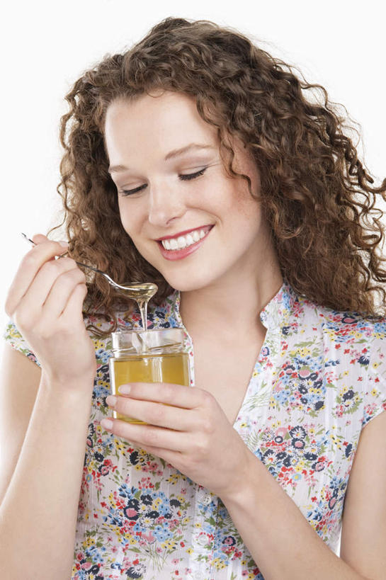 蜂蜜,西方人,脸,头,脸颊,手,头发,一个人,站,笑,微笑,露齿笑,竖图,室内,特写,白天,白色背景,正面,杯子,欧洲,欧洲人,双手,仅一个年轻女性,仅一个女性,仅一个人,握,服装,勺子,棕色,拿,拿着,注视,休闲装,玻璃制品,一个,衣服,水杯,调羹,汤匙,观察,看,站着,休闲,手部,休闲服,握着,摄影,服饰,影棚,单个,观看,察看,关注,花蜜,止痛,解毒,冬酿,石蜜,年轻女性,女人,女性,白种人,头部,长发,卷发,脸部,脸蛋,面部,玻璃杯,站立,半身,彩图,影棚拍摄,拍摄