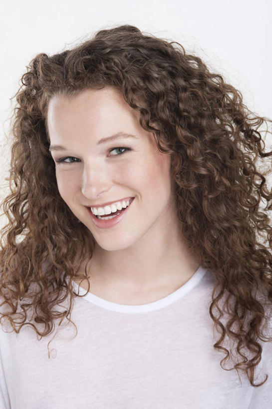 西方人,脸,头,脸颊,头发,一个人,站,笑,微笑,露齿笑,竖图,室内,特写,白天,白色背景,正面,欧洲,欧洲人,仅一个年轻女性,仅一个女性,仅一个人,服装,棕色,注视,休闲装,衣服,观察,看,站着,休闲,休闲服,摄影,服饰,影棚,观看,察看,关注,年轻女性,女人,女性,白种人,头部,长发,卷发,脸部,脸蛋,面部,站立,半身,彩图,影棚拍摄,拍摄