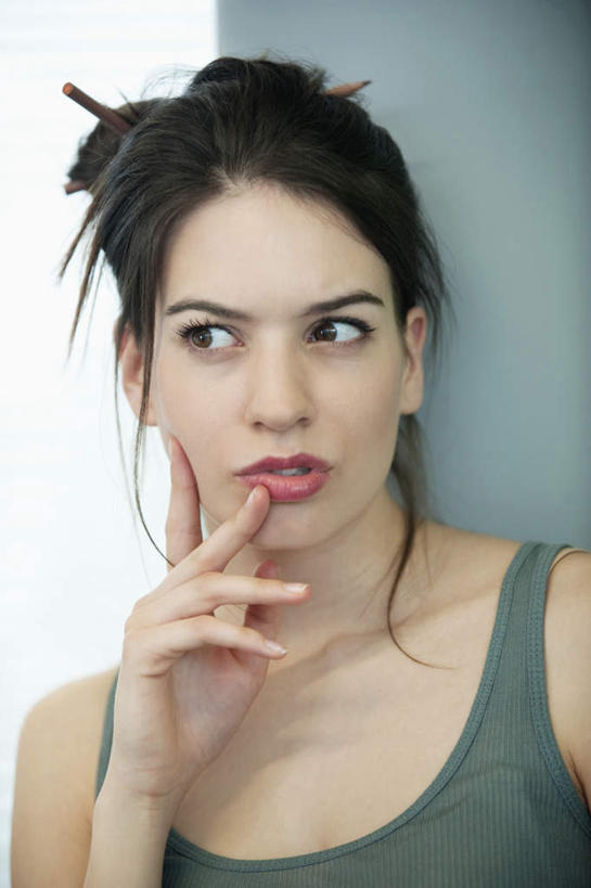 西方人,脸,头,脸颊,手,一个人,竖图,室内,特写,白天,正面,吊带,欧洲,欧洲人,仅一个年轻女性,仅一个女性,仅一个人,撑,握,服装,拿,拿着,托腮,注视,吊带衫,衣服,观察,看,托,思考,手部,握着,服饰,观看,单手,察看,衣着,穿着,关注,托下巴,思虑,衣饰,年轻女性,女人,女性,白种人,头部,脸部,脸蛋,面部,半身,彩图