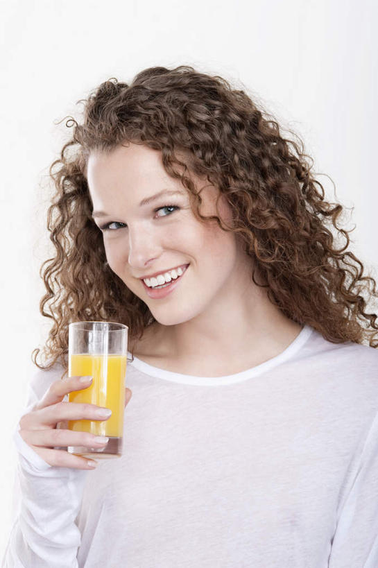 果汁,西方人,脸,头,脸颊,头发,一个人,站,笑,微笑,露齿笑,竖图,室内,特写,白天,白色背景,正面,柑橘,杯子,水果,欧洲,欧洲人,仅一个年轻女性,仅一个女性,仅一个人,握,服装,新鲜,生食,橙汁,食品,棕色,果实,饮品,拿,拿着,注视,休闲装,玻璃制品,食物,饮料,一个,衣服,水杯,观察,看,站着,休闲,休闲服,握着,摄影,服饰,有机食品,绿色食品,影棚,单个,观看,察看,关注,可口,适口,年轻女性,女人,女性,白种人,头部,长发,卷发,脸部,脸蛋,面部,玻璃杯,橘子,桔子,橙子,橙,站立,半身,彩图,影棚拍摄,拍摄