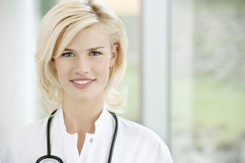 西方人,脸,头,脸颊,脖子,一个人,医生,医院,站,笑,微笑,露齿笑,横图,室内,特写,白天,正面,工作服,制服,窗户,欧洲,欧洲人,仅一个年轻女性,仅一个女性,仅一个人,朦胧,模糊,注视,肩膀,玻璃窗,听诊器,观察,看,站着,医护人员,医疗人员,观看,察看,医疗设备,白大褂,关注,医疗器械,医疗工具,医疗机构,工作制服,检测工具,年轻女性,女人,女性,白种人,头部,脖,颈,颈部,脸部,脸蛋,面部,大夫,站立,半身,彩图,工作套服,病院,诊所