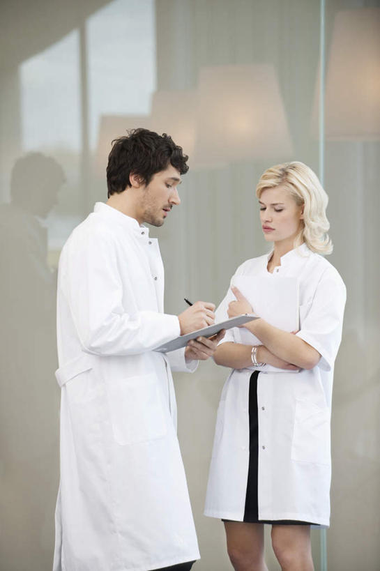 西方人,两个人,伙伴,朋友,医生,医院,站,说,竖图,室内,白天,侧面,工作服,制服,讨论,友谊,合作,团队,欧洲,欧洲人,握,笔,材料,档案,文件,纸,办公用品,拿,拿着,注视,文具,手稿,学习用品,资料,观察,看,站着,医护人员,医疗人员,战略,握着,观看,文具用品,证明,察看,书写,白大褂,关注,文档,医疗机构,联合,合谋,工作制服,交流,配合,协作,男人,男性,年轻男性,年轻女性,女人,女性,白种人,大夫,沟通,讲话,交谈,商讨,说话,谈话,站立,半身,彩图,工作套服,病院,诊所