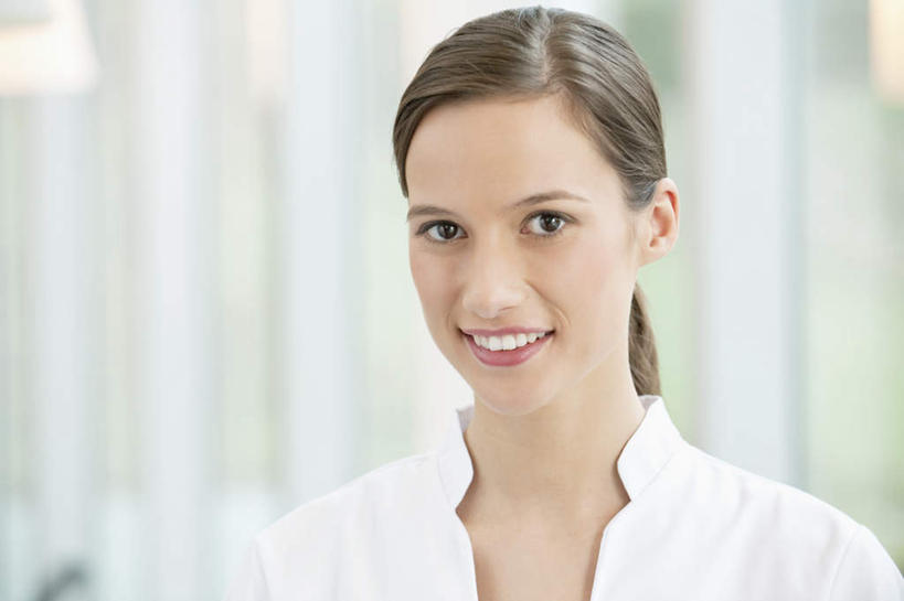 西方人,脸,头,脸颊,脖子,一个人,医生,医院,站,笑,微笑,露齿笑,横图,室内,特写,白天,正面,工作服,制服,欧洲,欧洲人,仅一个年轻女性,仅一个女性,仅一个人,朦胧,模糊,注视,肩膀,观察,看,站着,医护人员,医疗人员,观看,察看,白大褂,关注,医疗机构,工作制服,年轻女性,女人,女性,白种人,头部,脖,颈,颈部,脸部,脸蛋,面部,大夫,站立,半身,彩图,工作套服,病院,诊所