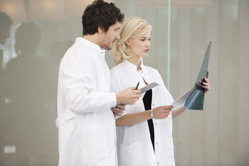 西方人,两个人,伙伴,朋友,医生,医院,站,横图,x光片,室内,白天,侧面,工作服,制服,友谊,合作,团队,欧洲,欧洲人,握,辐射,科学,医学,笔,材料,档案,文件,纸,办公用品,拿,拿着,注视,文具,手稿,学习用品,资料,观察,看,站着,医护人员,医疗人员,战略,握着,观看,文具用品,证明,察看,医疗,科学技术,x射线,白大褂,关注,文档,x光,医疗机构,联合,合谋,工作制服,配合,协作,男人,男性,年轻男性,年轻女性,女人,女性,白种人,大夫,站立,半身,彩图,工作套服,病院,诊所,电磁波,电磁辐射