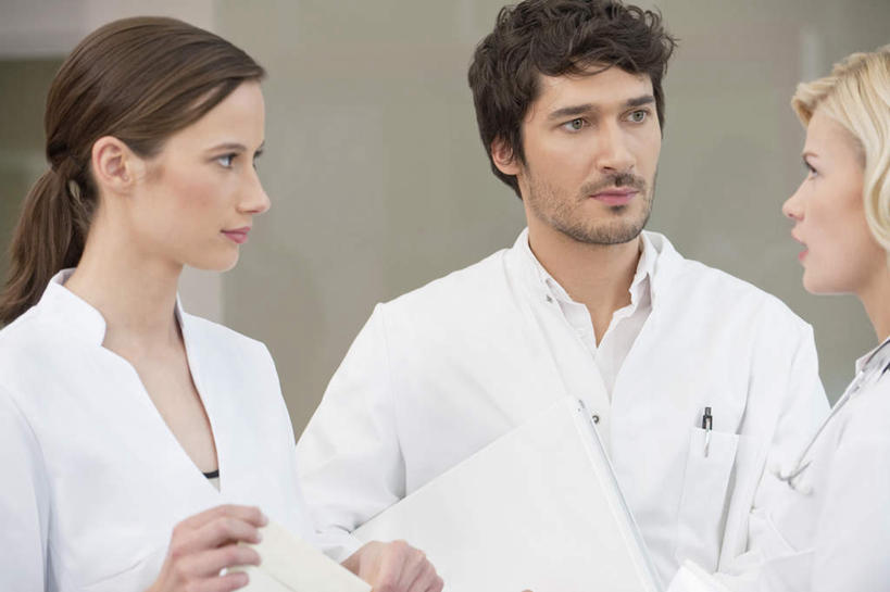 西方人,三个人,伙伴,朋友,医生,医院,站,笑,说,微笑,露齿笑,横图,室内,白天,正面,工作服,制服,讨论,友谊,合作,团队,欧洲,欧洲人,握,材料,档案,文件,纸,拿,拿着,注视,手稿,资料,观察,看,站着,医护人员,医疗人员,战略,握着,观看,证明,察看,白大褂,关注,文档,医疗机构,联合,合谋,工作制服,交流,配合,协作,男人,男性,年轻男性,年轻女性,女人,女性,白种人,大夫,沟通,讲话,交谈,商讨,说话,谈话,站立,半身,彩图,工作套服,病院,诊所