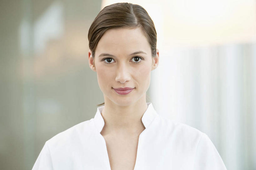 西方人,脸,头,脸颊,脖子,一个人,医生,医院,站,笑,微笑,横图,室内,特写,白天,正面,工作服,制服,欧洲,欧洲人,仅一个年轻女性,仅一个女性,仅一个人,朦胧,模糊,注视,肩膀,观察,看,站着,医护人员,医疗人员,观看,察看,白大褂,关注,医疗机构,工作制服,年轻女性,女人,女性,白种人,头部,脖,颈,颈部,脸部,脸蛋,面部,大夫,站立,半身,彩图,工作套服,病院,诊所