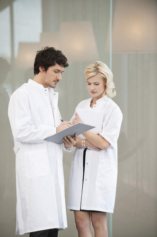 西方人,两个人,伙伴,朋友,医生,医院,站,说,竖图,室内,白天,侧面,工作服,制服,讨论,友谊,合作,团队,欧洲,欧洲人,握,笔,材料,档案,文件,纸,办公用品,拿,拿着,注视,文具,手稿,学习用品,资料,观察,看,站着,医护人员,医疗人员,战略,握着,观看,文具用品,证明,察看,书写,白大褂,关注,文档,医疗机构,联合,合谋,工作制服,交流,配合,协作,男人,男性,年轻男性,年轻女性,女人,女性,白种人,大夫,沟通,讲话,交谈,商讨,说话,谈话,站立,半身,彩图,工作套服,病院,诊所